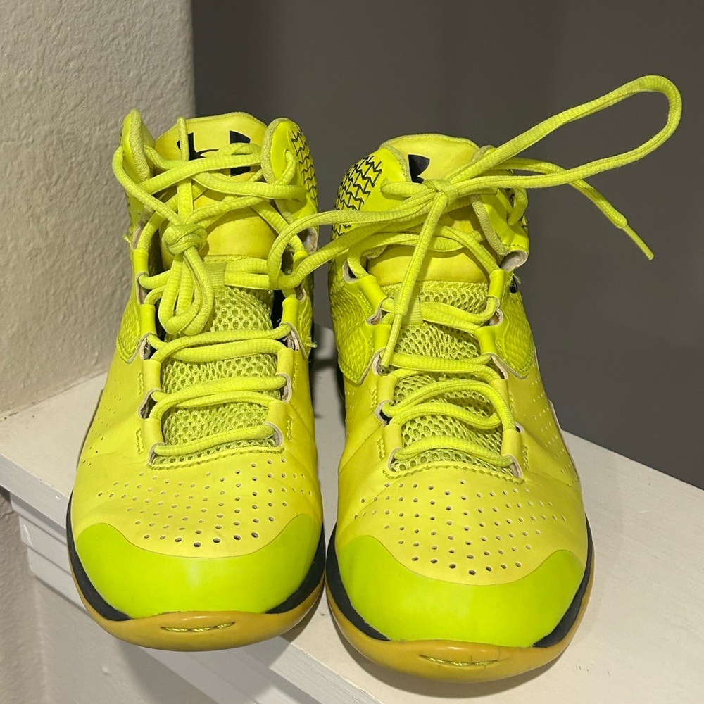 Under Armour Youth Size 5Y US  1251664-731 Clutch fit Lightning Basketball - Picture 6 of 9